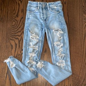 American Eagle Light Wash Highwaisted Jeans (00 Short)